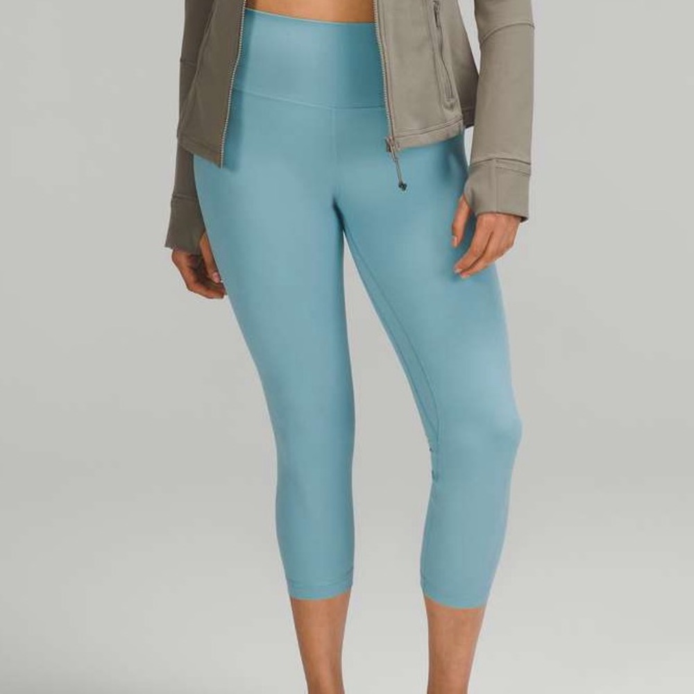 Stylish Women's lululemon Blue yoga pants. Size 8. 21/23 inch.